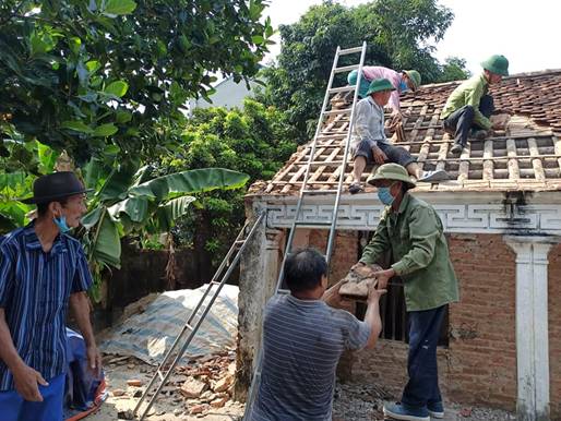 Có thể là hình ảnh về một hoặc nhiều người, mọi người đang đứng, cây và ngoài trời