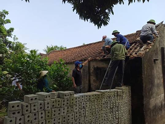 Có thể là hình ảnh về đang đứng, ngoài trời và cây