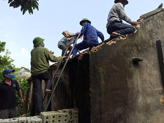 Có thể là hình ảnh về một hoặc nhiều người, mọi người đang đứng, cây và ngoài trời