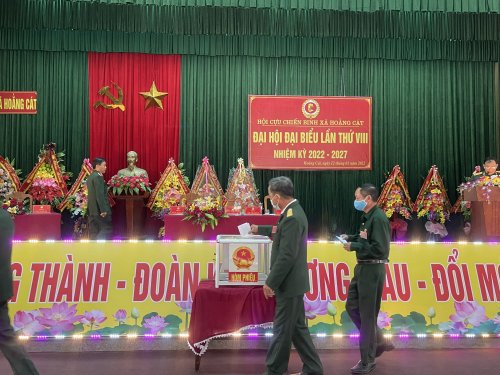 Bỏ phiếu bầu BCH Hội CCB xã, nhiệm kỳ 2022 - 2027.jpeg