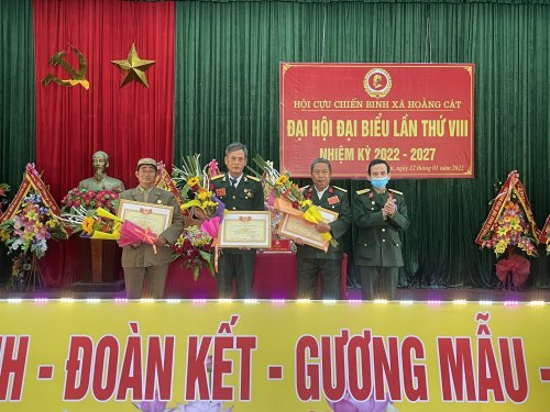 Hội CCB huyện khen thưởng cho 3 cá nhân vì đã có thành tích xuất sắc trong phong trào, công tác hội.jpeg