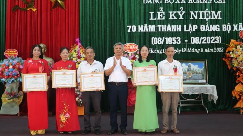 12. các đồng chí lãnh dạo trao giấy khen, phần thưởng cho 5 tập thể , 9 đơn vị có thành tích xuất sắc.jpg